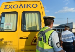 Ανατροπή σχολικού λεωφορείου - Τραυματίας ο οδηγός