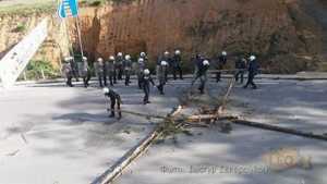 Ένταση στις Σκουριές: Διαμαρτυρόμενοι απέκλεισαν τον δρόμο με κορμούς δέντρων