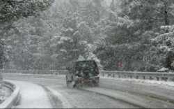 Διακοπή της κυκλοφορίας στην Πεντέλη λόγω χιονόπτωσης