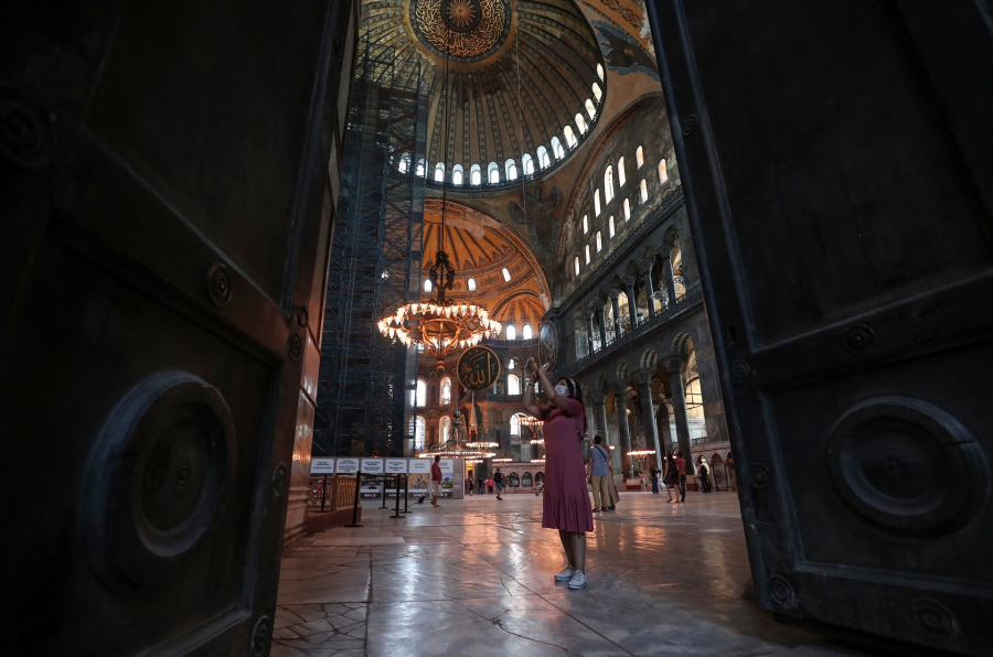 Κωνσταντινούπολη: Σοκ από την καταστροφή στην ιστορική Αυτοκρατορική Πύλη της Αγίας Σοφίας (βίντεο)