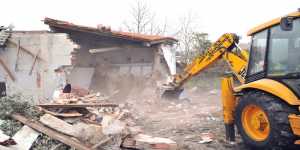Κατεδαφίστηκαν δεκάδες αυθαίρετα κτίσματα