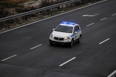 Σοκαριστικό τροχαίο στην Κόρινθο: Το αυτοκίνητο έκανε 5 τούμπες αλλά ο οδηγός βγήκε σώος (βίντεο)