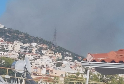 Φωτιά στο Νταού Πεντέλης: Έντεκα αεροσκάφη και 5 ελικόπτερα για να μην επεκταθεί, «δύσκολη φωτιά» λέει η Πυροσβεστική