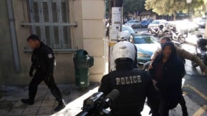 Εγκλημα στην Κρήτη: Στα δικαστήρια με κουκούλα ο συζυγοκτόνος - Ψυχρός και ατάραχος στον εισαγγελέα