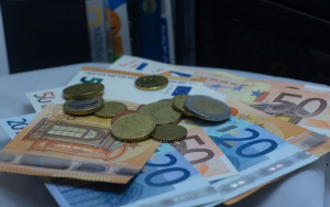 «Δώρο Πάσχα» πάνω από 250 ευρώ για την ακρίβεια: Πότε θα ληφθούν αποφάσεις, ποιοι οι δικαιούχοι