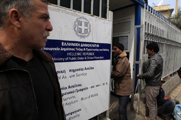 Ο Μπαλάφας άκουσε τα παράπονα των συμβασιούχων της Υπηρεσίας Ασύλου