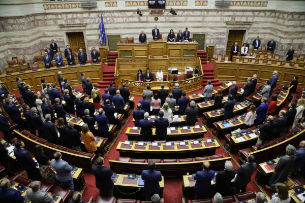 Βουλή: Ψηφίζεται σήμερα το φορολογικό νομοσχέδιο για ΕΝΦΙΑ και 120 δόσεις