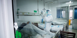 Mόσιαλος: Όσοι έχουν αναρρώσει δεν μεταδίδουν τον ιό σύμφωνα με νέα έρευνα