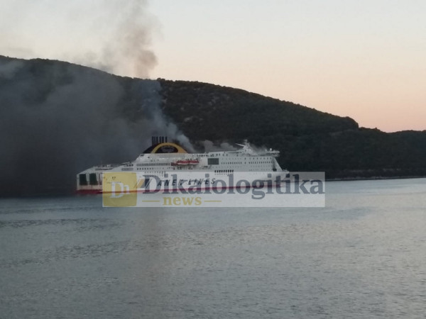 Φωτιά σε πλοίο στην Ηγουμενίτσα: Τρεις τραυματίες μεταξύ των επιβατών - Κάηκαν ολοσχερώς νταλίκες (pics+vid)