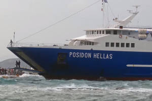 Το πλοίο που «έδεσε» στην Αίγινα παρά τους ανέμους 7 μποφόρ (βίντεο)