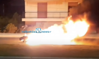 Τρομακτικό τροχαίο στην Πάτρα, πήρε φωτιά η μηχανή (βίντεο)