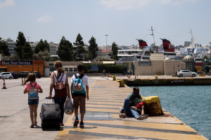 Μεγάλη κίνηση στο λιμάνι του Πειραιά: Φεύγουν οι αδειούχοι του καλοκαιριού