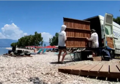 Αίγιο: Καταγγελία για «ξήλωμα» ειδικής ράμπας αναπήρων από παραλία για να μπουν ξαπλώστρες (βίντεο)