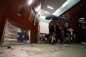 Χάος στο Χονγκ Κονγκ - Διαδηλωτές εισέβαλαν στο Κοινοβούλιο