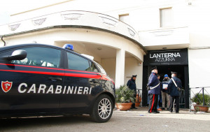 Ρώμη: Άνδρας αυτοκτόνησε μπροστά σε επιβάτες με όπλο σεκιουριτά