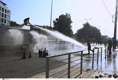 Ένταση μεταξύ πυροσβεστών και ΜΑΤ στην Κηφισίας: Χημικά και ρίψεις νερού από την αύρα (εικόνες, βίντεο)