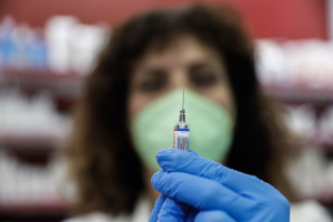 Κορονοϊός: Πόσες αναμνηστικές δόσεις έχουν γίνει με τα νέα επικαιροποιημένα εμβόλια