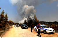 Μαίνεται η μεγάλη φωτιά στη Βαρυμπόμπη: Κινδυνεύουν Κρυονέρι, βασιλικά κτήματα και Δροσοπηγή (βίντεο, εικόνες)