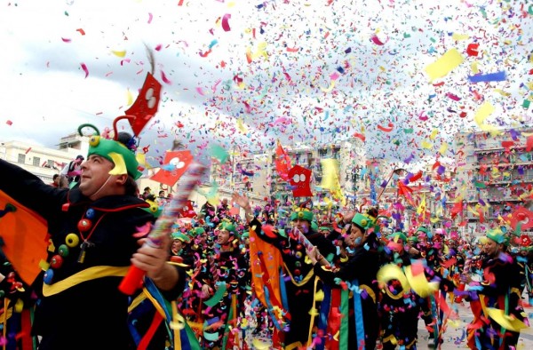 Σε εξέλιξη βρίσκεται η μεγάλη καρναβαλική παρέλαση στην Πάτρα