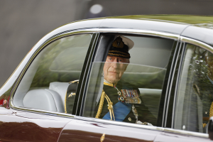 Ο βασιλιάς Κάρολος αναβάλλει το πρώτο επίσημο ταξίδι του στη Γαλλία εν μέσω διαδηλώσεων