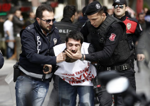 Ξύλο και οδομαχίες στη Τουρκία σε διαδηλώσεις μετά την αυτοκτονία Κούρδου κρατούμενου