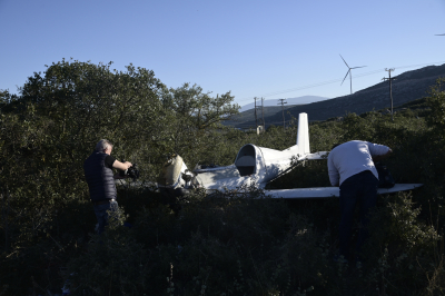 Έπεσε αεροπλάνο στην εθνική οδό Αθηνών - Λαμίας, νεκρός ο πιλότος