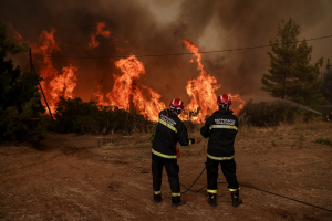 Φωτιά στην Εύβοια: Μάχη με τις αναζωπυρώσεις, κοντά στην Ιστιαία οι φλόγες – Απειλούνται χωριά, εκκενώνεται η Αβγαριά (βίντεο)