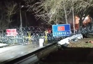 Βίντεο - ντοκουμέντο στα σύνορα: Μετανάστες πετούν τουρκικά δακρυγόνα στους αστυνομικούς