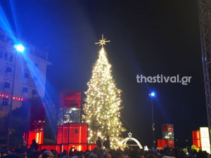 Φωταγωγήθηκε το Χριστουγεννιάτικο δέντρο στην πλατεία Αριστοτέλους