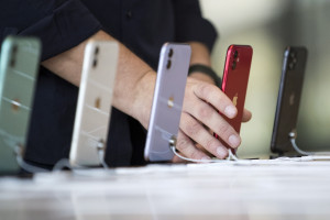 Έρχεται άμεσα το «φθηνό» iPhone από την Apple - Τα χαρακτηριστικά (vid)