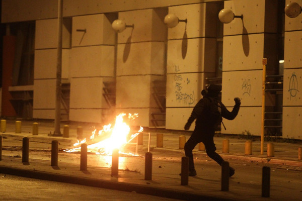 Νέο μπαράζ επιθέσεων με μολότοφ στο κέντρο της Αθήνας