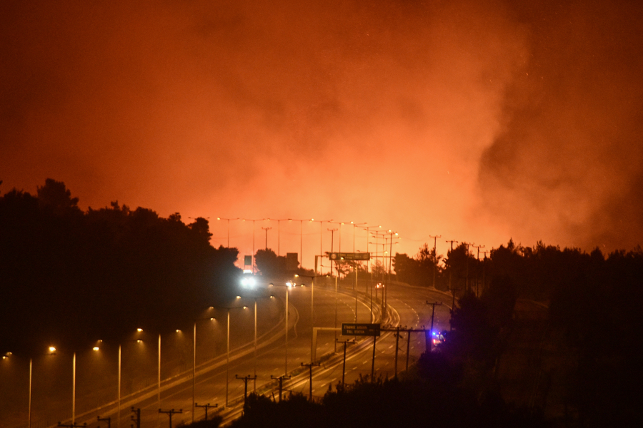Φωτιά στην Αττική: Πέρασε και πάλι την Εθνική Οδό στο ύψος της Μαλακάσας – Εισήγηση για εκκένωση του Μαρκόπουλου