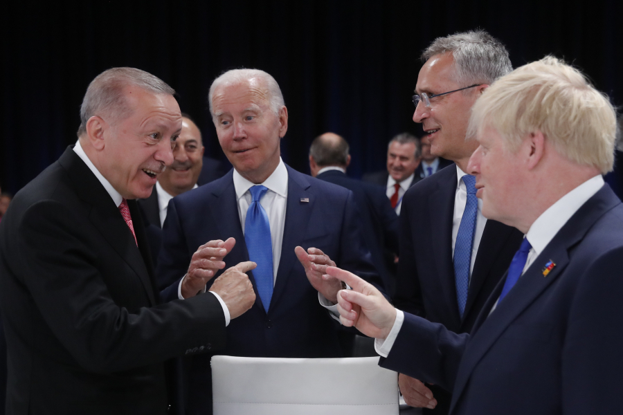 Σύνοδος Κορυφής ΝΑΤΟ: Η ατάκα του Μπόρις Τζόνσον που έκανε τον «Σουλτάνο» να γελάσει