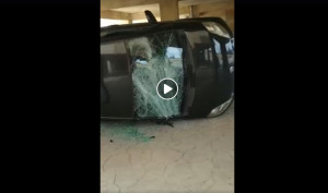 Ετριβαν τα μάτια τους: Άγνωστοι αναποδογύρισαν και έσπασαν τα αυτοκίνητα μιας πολυκατοικίας (βίντεο)