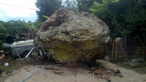 Τεράστιος βράχος έπεσε σε αυλή σπιτιού στα Ιωάννινα