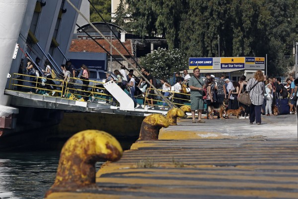 «Βουλιάζει» το λιμάνι του Πειραιά από τους ταξιδιώτες
