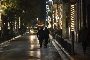 Η Αθήνα έβαλε τα Χριστουγεννιάτικά της, λάμψη και στολίδια σε δρόμους και πλατείες! (φωτο)