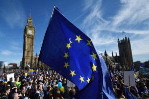Βρετανία - Brexit: Πάνω 1 εκατομμύριο υπογραφές συγκεντρώνει η αίτηση για παραμονή στην ΕΕ