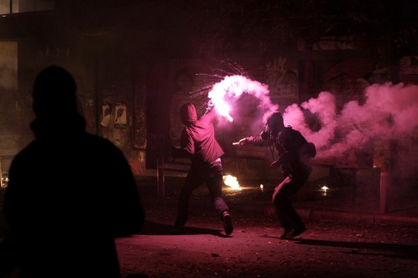 Σειρά επιθέσεων με μολότοφ εναντίον αστυνομικών δυνάμεων τα ξημερώματα στα Εξάρχεια