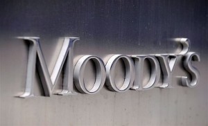 Moodys: Το ελληνικό χρέος μπήκε σε βιώσιμη τροχιά