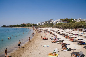 Παρέμβαση Χαρδαλιά ζητεί ο δήμαρχος Σαρωνικού - Φοβάται κοσμοσυρροή στις παραλίες