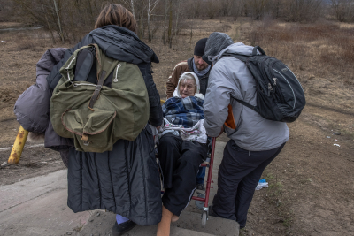 Σφίγγει ο κλοιός στην πολιορκούμενη Ουκρανία: Ξεμένει από τρόφιμα και φάρμακα η Χερσώνα - Εγκλωβισμένοι 100.000 άμαχοι στη Μαριούπολη