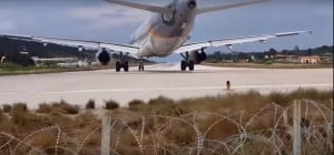Τουρίστας προσπάθησε να παρακολουθήσει από κοντά απογείωση αεροπλάνου στη Σκιάθο και...«εκτοξεύτηκε» (βίντεο)