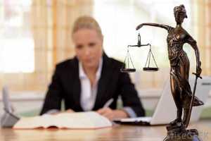 Πρόταση να ισχύσουν και για δικηγορικές εταιρείες οι περιορισμοί στις εισπρακτικές