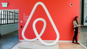 Airbnb: Απολύει το 25% των εργαζομένων της λόγω κορονοϊού
