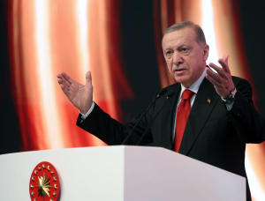 Νέο εθνικιστικό κρεσέντο Ερντογάν από τη Σμύρνη: «Η νίκη οδήγησε τον εχθρό στη θάλασσα»