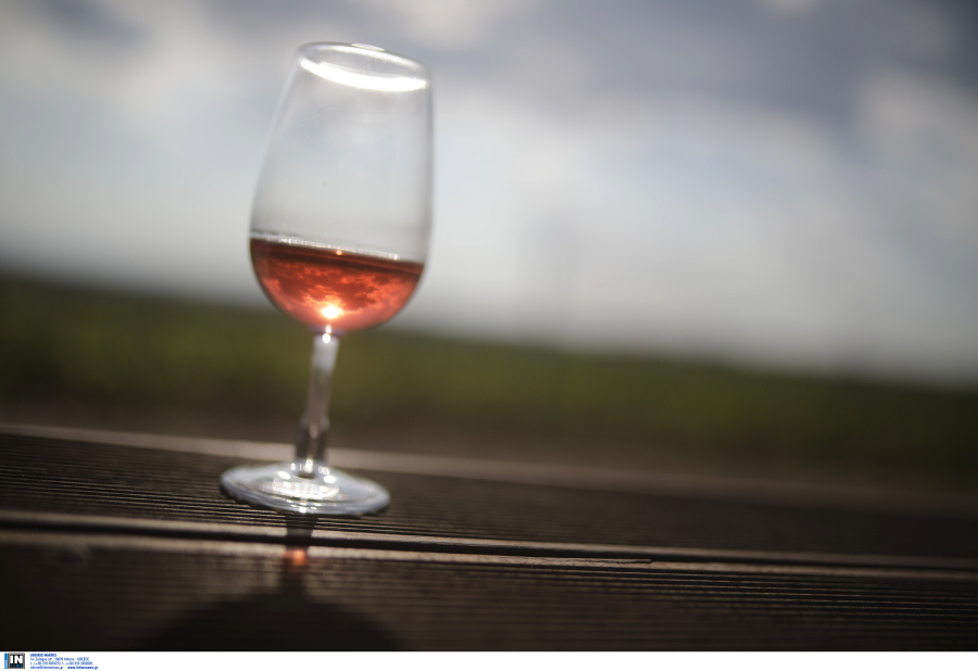 Λιγοστεύει το κρασί: Νέα μεγάλη μείωση της παραγωγής του ελληνικού οίνου
