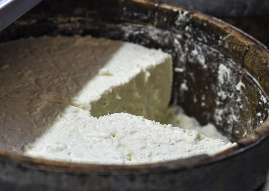 Πωλούσαν λευκό τυρί ως φέτα ΠΟΠ – Παραπέμπεται η εταιρεία