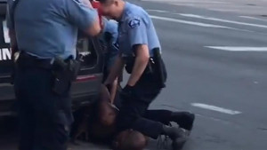 Μινεάπολις, Νέα εξέλιξη: Αυτό το βίντεο δείχνει τρεις αστυνομικούς πάνω στον Τζορτζ Φλόιντ (σκληρές εικόνες)