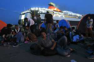 Δεκάδες μετανάστες προσπαθούν να φύγουν από τη Μυτιλήνη
